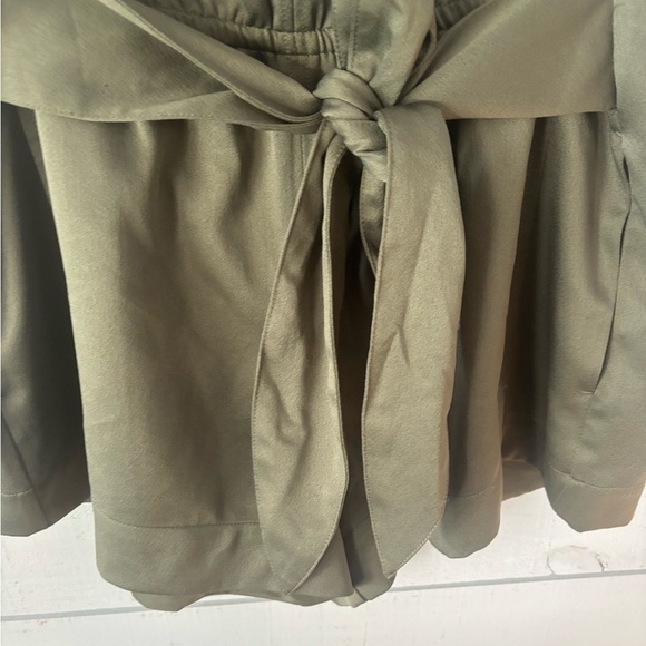 Abercrombie and Fitch  Olive Green Tie Belt Shorts in size medium - Picture 8 of 10